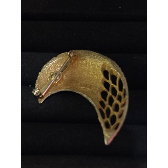 Vintage JJ Gold-Tone Crescent Moon Brooch With Filigree Detailing Gold Tone - Picture 6 of 9